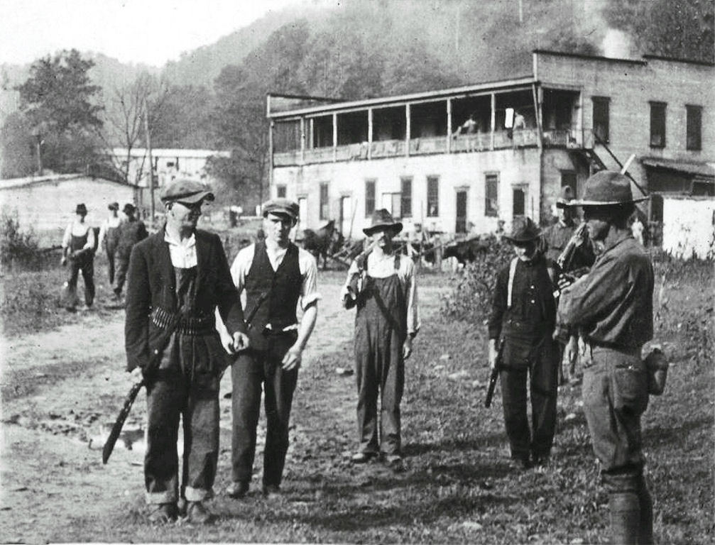 Armed coal miners surrendering their weapons to federal troops. By Kinograms - https://libcom.org/gallery/battle-blair-mountain-1921-photo-galleryhttps://www.youtube.com/watch?v=YBAKGvOV6_k, Public Domain, https://commons.wikimedia.org/w/index.php?curid=75210484